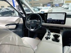 Lexus LM 500h Edition - фото 11
