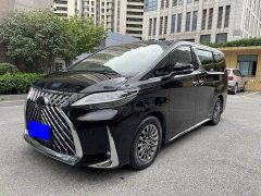 Lexus LM 300h Edition - фото 1