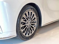 Lexus LM 500h Edition - фото 4