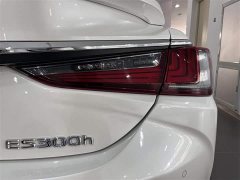Lexus ES 300h Edition - фото 15