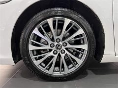 Lexus ES 300h Edition - фото 17