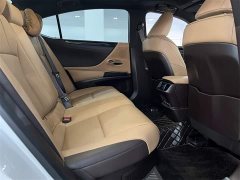 Lexus ES 300h Edition - фото 7