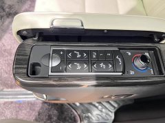 Lexus LM 300h Edition - фото 12
