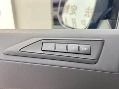 Lexus LM 300h Edition - фото 14
