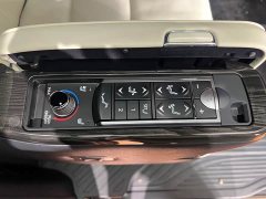 Lexus LM 300h Edition - фото 12