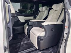 Lexus LM 300h Edition - фото 15