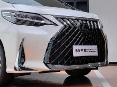 Lexus LM 300h Edition - фото 4