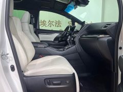 Lexus LM 300h Edition - фото 9