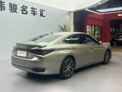 Lexus ES 300h Edition - фото 15