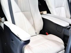 Lexus LM 300h Edition - фото 17