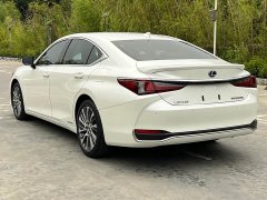 Lexus ES 300h Edition - фото 7