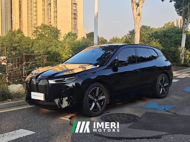 BMW iX xDrive50 - автомобиль из Китая