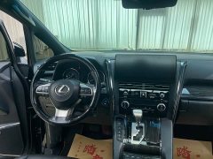 Lexus LM 300h Edition - фото 9