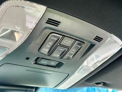Lexus LM 300h Edition - фото 12