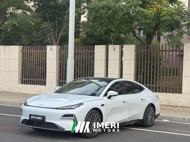 Geely 8 130km EM-i Flagship Edition - автомобиль из Китая