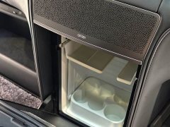 Lexus LM 300h Edition - фото 12