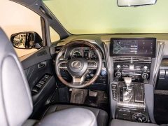 Lexus LM 300h Edition - фото 11