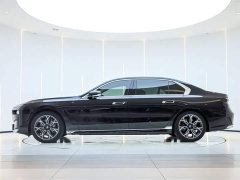 BMW 7 Series 2023 735Li Luxury Line - фото 7