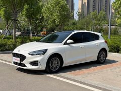 Ford Focus Hatchback EcoBoost 180 Automatic NeochaEDGE - фото 1
