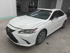 Lexus ES 300h Excellence Edition - фото 1