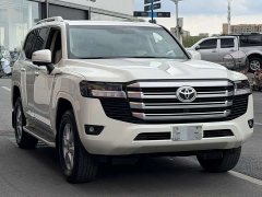 Toyota Land Cruiser (imported) LC300 2023 4.0L Middle East version - фото 1