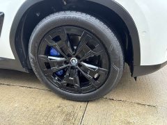 BMW iX3 leading - фото 11