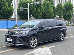 Toyota SIENNA 2024 2.5L Hybrid Premium Edition - фото 1
