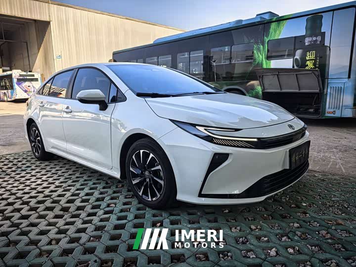 Toyota Corolla 1.8L Dual Engine Elite Edition - автомобиль из Китая