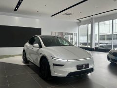 Tesla Model Y rear-wheel drive version - фото 1