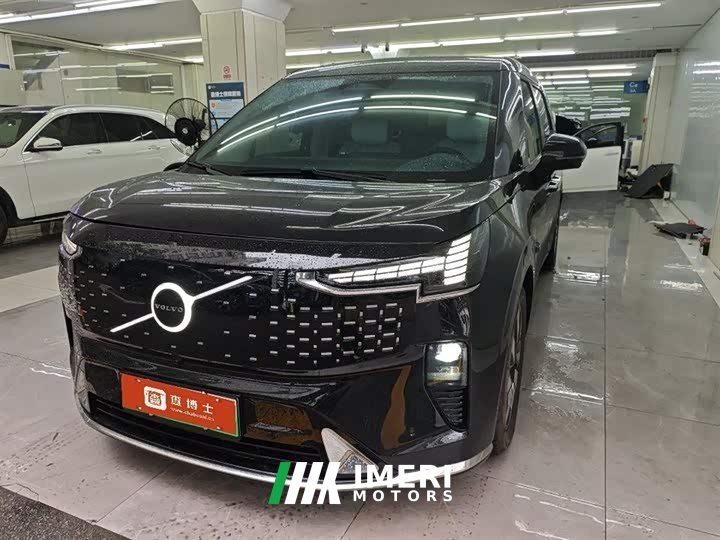 Volvo EM90 Ultra six-seater - автомобиль из Китая