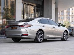 Lexus ES 300h Premium Edition - фото 3