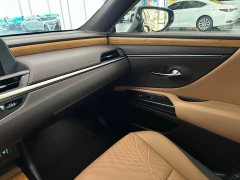 Lexus ES 300h Exclusive Edition - фото 13