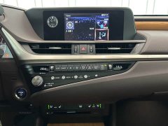 Lexus ES 300h Exclusive Edition - фото 16