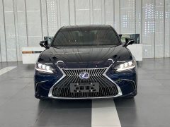 Lexus ES 300h Exclusive Edition - фото 2
