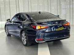 Lexus ES 300h Exclusive Edition - фото 6