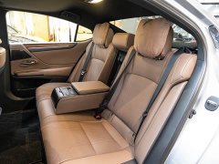 Lexus ES 300h Executive Edition - фото 12