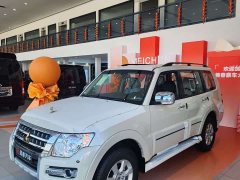 Mitsubishi Pajero (imported) 2020 3.0L automatic - фото 1