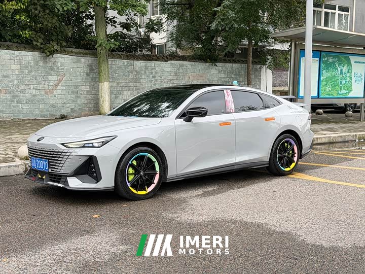 Changan UNI-V 1.5T Smart Pilot Edition - автомобиль из Китая