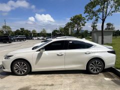 Lexus ES 300h Premium Edition - фото 3