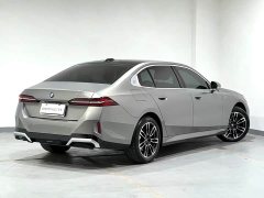BMW 5 Series 530Li Leading M Sports Package - фото 3