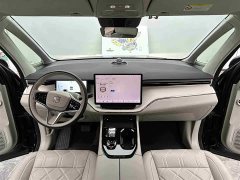 Volvo EM90 Ultra six-seater - фото 15