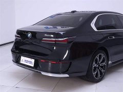 BMW 7 Series 2023 735Li Luxury Line - фото 8