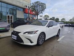 Lexus ES 300h Excellence Edition - фото 1