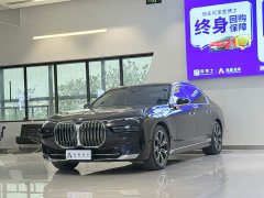 BMW 7 Series 2023 735Li Luxury Line - фото 1
