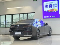 BMW 7 Series 2023 735Li Luxury Line - фото 16