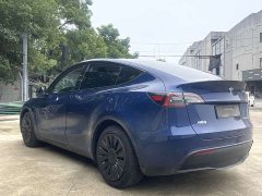 Tesla Model Y standard range rear-wheel drive version - фото 4