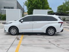 Toyota SIENNA 2021 2.5L Hybrid Premium Edition - фото 8