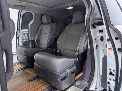 Toyota Granvia 2023 2.5L Hybrid Luxury - фото 12