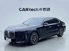 BMW 7 Series 2023 735Li Luxury Line - фото 1