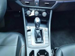 Volkswagen Bora 200TSI DSG Yue Xing Navigation Edition - фото 16